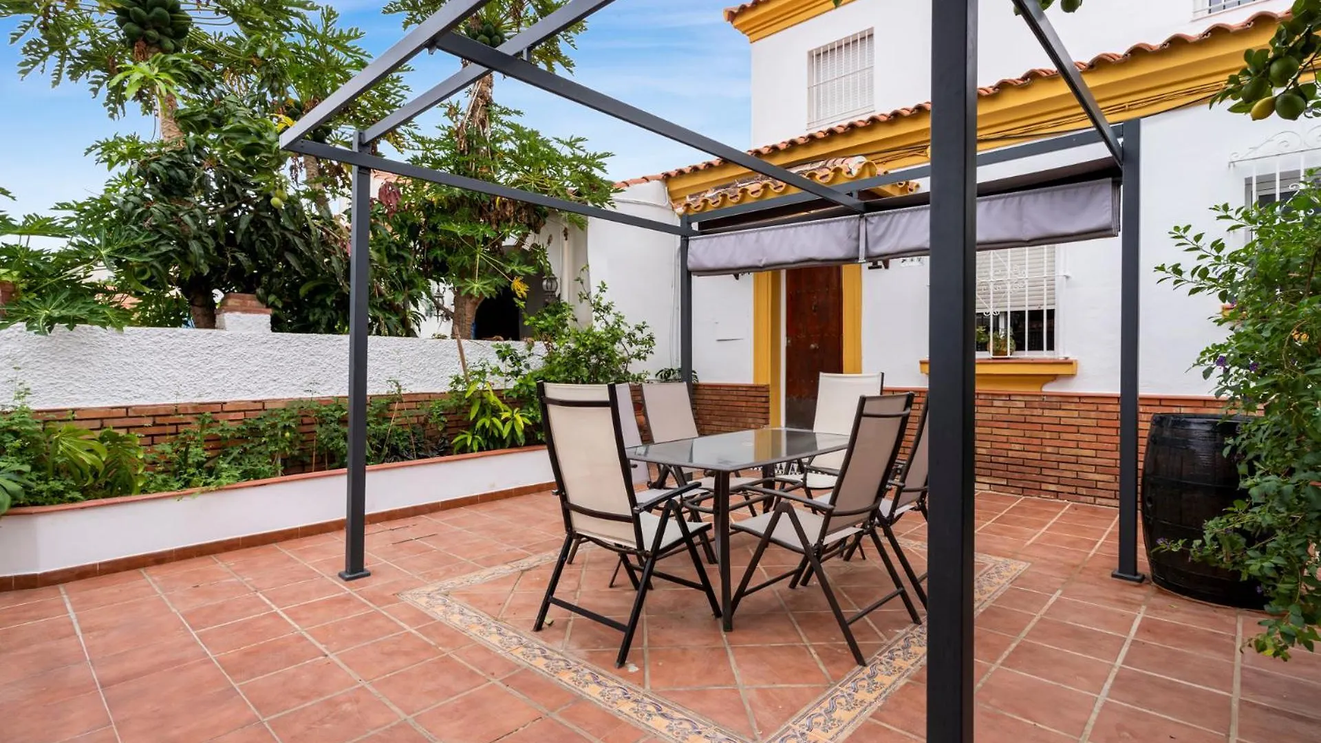 Charming 3 Bedroom House With 2 Terraces Малага Дом отдыха