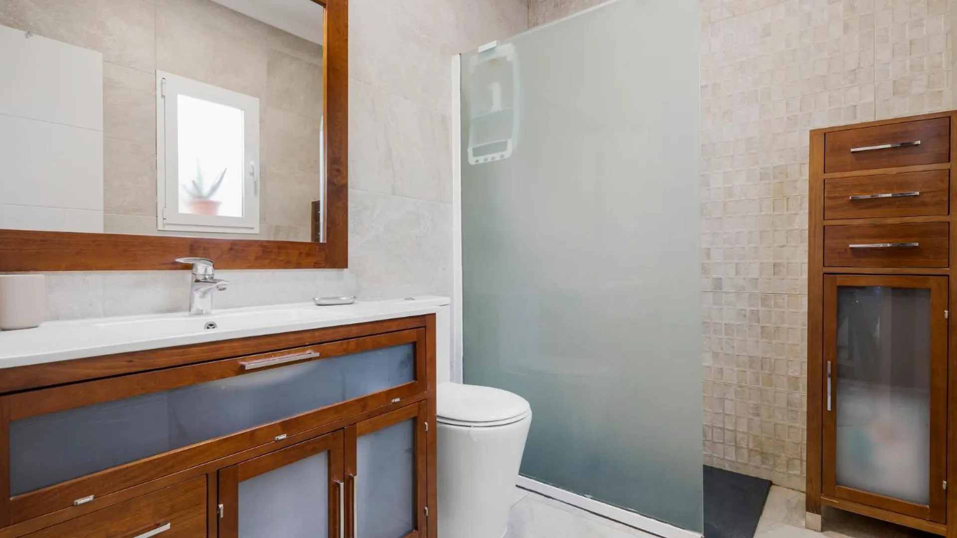 Дом отдыха Charming 3 Bedroom House With 2 Terraces Малага